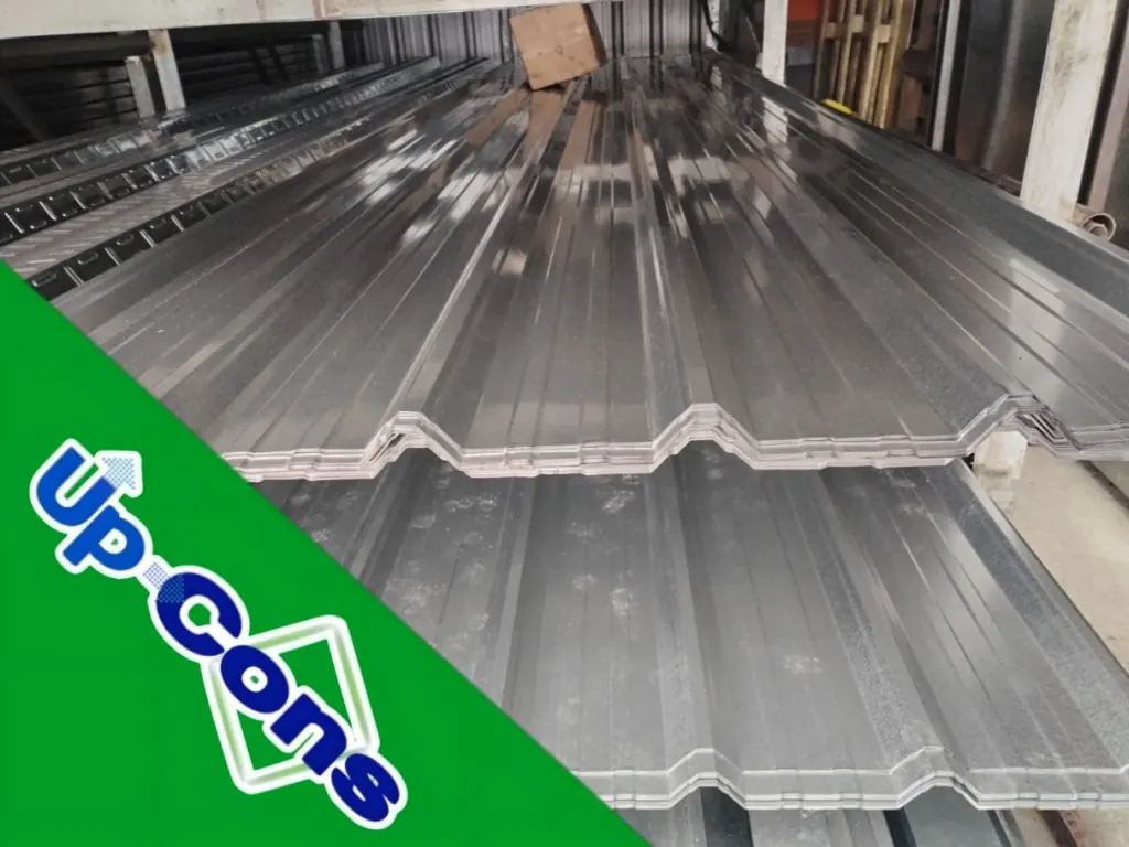 Techo galvanizado de 0,30 apilado en bodega