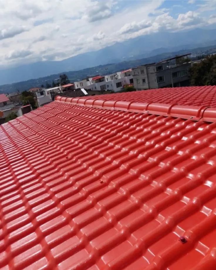 Techo instalado con teja española PVC naranja