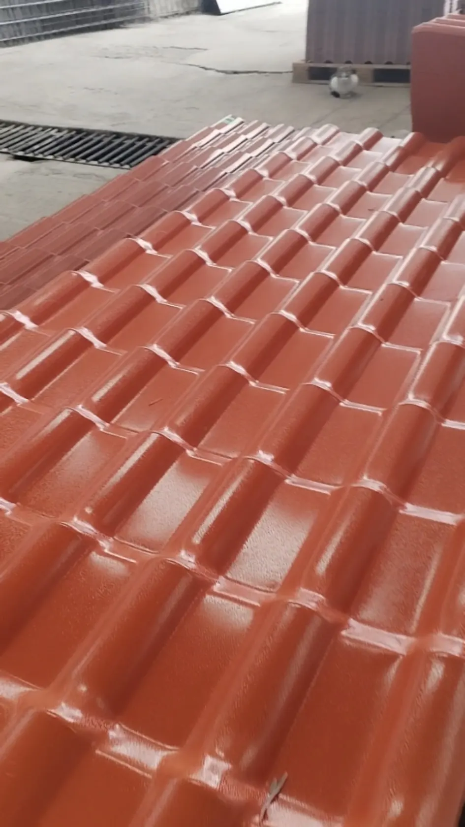Planchas de teja española PVC color terracota en bodega